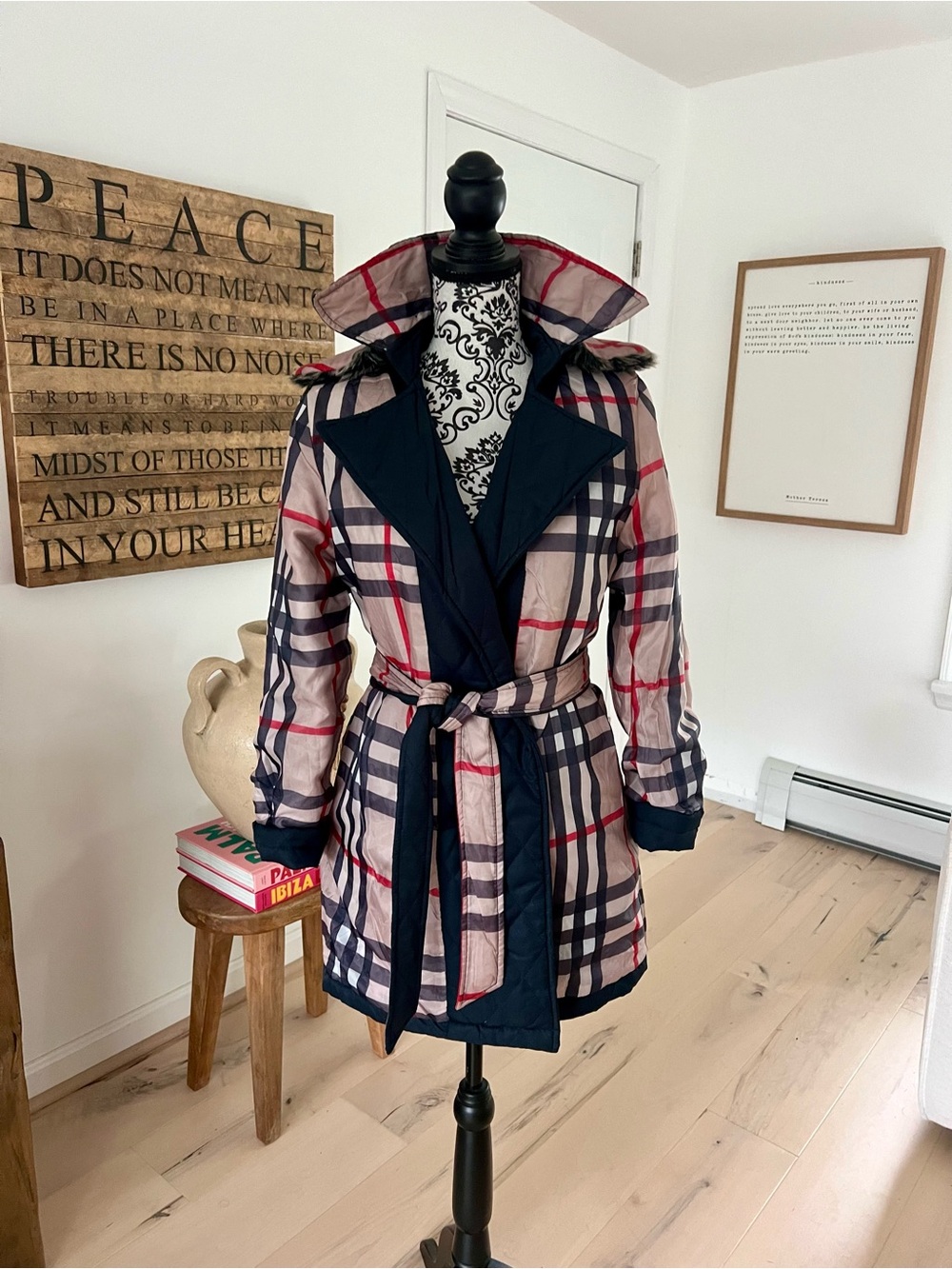 Burberry Vintage Nova Check Quilted Coat Detachable Fur collar Deadstock
Size L - Picture 2 of 9